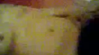 Une jolie amatrice à la chatte touffue baise sale dans un clip porno hardcore