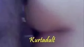 Une brune bien roulée avec un gros butin mange la chatte
