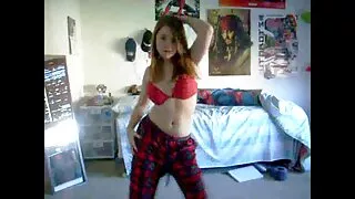 Ambre blonde sensuelle joue avec ses seins et se frotte la chatte