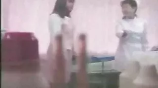 Un entraîneur excité baise une ado chaude Ally K et lui fait étirer la chatte