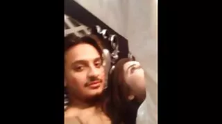 Gros couple d'ébène fait l'amour dans la pièce sombre sur le lit