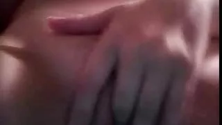 Une femme potelée masturbe sa chatte potelée affamée de sexe