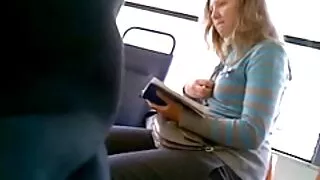 La bombasse aux gros seins Tindra Frost jongle avec ses seins et aime jouer avec la chatte