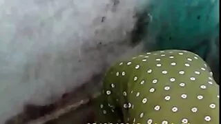 Une ado brune enjouée baise avec son doigt sa douce petite amie