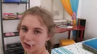 Les filles lesbiennes garces ont un trio super chaud et méchant