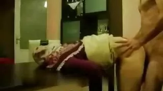 Cowgirl blonde chaude et super sexy aime chevaucher une énorme bite