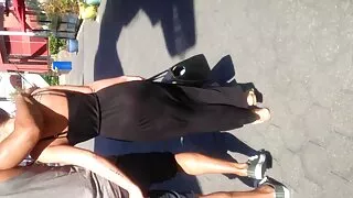 Salope folle aux cheveux roses boit de la pisse et fait une gorge profonde devant la caméra