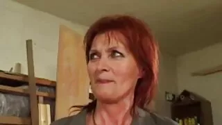 Gourmande de sperme, Mia Gold se fait baiser dans le cul en levrette