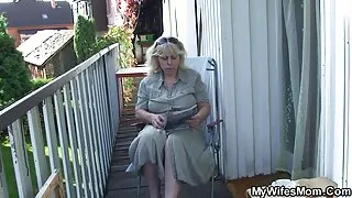Superbe MILF blonde aux gros seins sert deux goujons excités dans une scène de trio MMF kinky