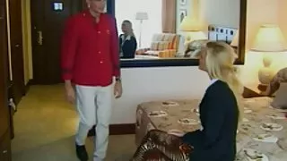 La bombasse courbée Kelsey Jones se fait baiser en levrette en POV