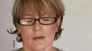Une amatrice joufflue joue avec un long gode
