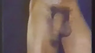 Une femme au foyer excitée se fait pomper la chatte et caresser le trou du cul