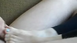 Superbe brune baise le cul de son petit ami avec strapon