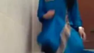 Un mec pervers baise sa méchante copine sur la table de la cuisine