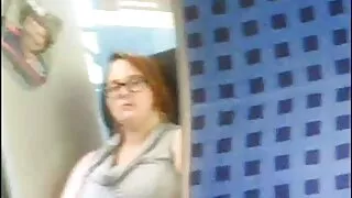 Écolière sexy se masturbant la chatte tôt le matin