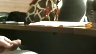 La petite amie excitée Victoria trompe son petit ami avec son beau-père