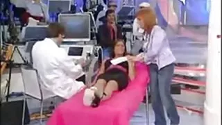 Les salopes sans vergogne Amia Miley et Eva Karera polissent la bite et le cul de John Strong