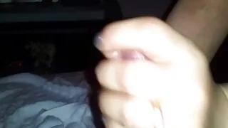 La fille à la peau pâle Mellie gémit sauvagement tout en se masturbant avec un gode