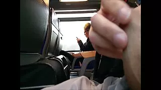 Curvy Ebony Misti Love chevauche une bite noire géante sur le dessus