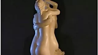 Salope brune bouclée Claire Dames suce une énorme bite
