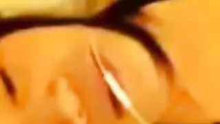 La brune flexible Zafira fourre sa chatte humide avec un gode en verre