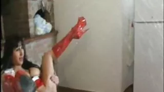 Jolie Lara Duro donne un grand footjob à son beau jeune amant