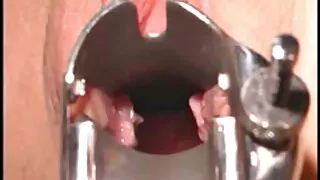 Grosse salope rousse à fond en robe rose se fait attacher les mains derrière le dos
