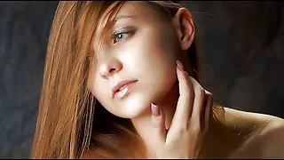 La petite fille pulpeuse Stacy Snake utilise une brosse à cheveux pour atteindre l'orgasme