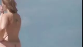 Booty Nicole Aniston sert deux goujons