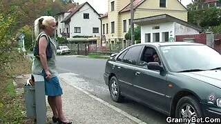 Cette fille asiatique adore abandonner son trou de baise pour une grosse bite noire