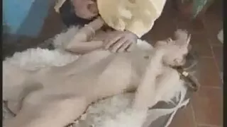Cowgirl latina appétissante avec des seins énormes aimerait être baisée à l'extérieur