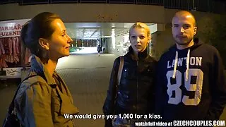 Séduisante jeune blonde Azazai fait l'amour avec son petit ami
