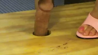 Brunette chevauche la bite avec son cul dans une scène de trio