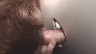 La salope brune est assez pâle mais est très excitée en suçant une bite