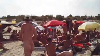 Une délicieuse blonde aux seins naturels appétissants se fait baiser en levrette