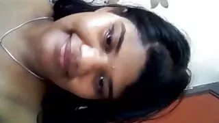 Une nympho brésilienne appétissante au cul soyeux devient folle en chevauchant une bite