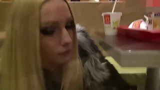 L'entraîneur de boxe baise la gorge profonde et la chatte humide de la fille de fitness Lilly Lit