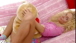 Un gode de MILF blonde Skanky baise son punani avant de donner une tête à un mec excité