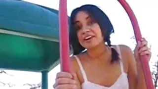 Latina au tempérament chaud serre sans vergogne ses énormes seins devant la caméra
