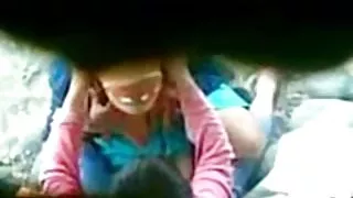 La belle Cannelle se fait piquer avec un strapon alors qu'elle est attachée au lit