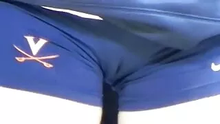 Une fille maigre à la tête sombre chevauche une bite dure et se fait clouer par derrière