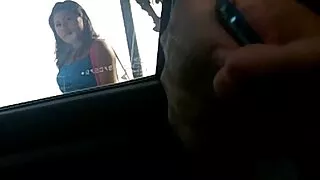 La délicieuse Holly Hendrix se fait surprendre par un mec fou et agressif qui lui pénètre le trou anal