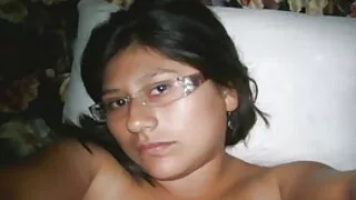 Superbe brune asiatique aux yeux bleus caressée par un gros vibromasseur