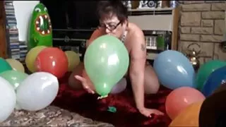 Cowgirl à l'envers chevauchant une bite avec une brune à l'esprit sale Lyla Lei