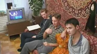 Une ado blonde costaude aux gros seins Sammie Spades suce une bite comme un champion