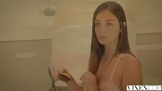 Baiser une salope chaude en lingerie sexy s'allonge et donne le meilleur Cubain
