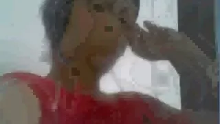 Une fabuleuse nana aux gros seins stimule sa chatte humide avec des fraises