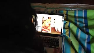 Mandy aux gros seins naturels fourre sa chatte avec un gode
