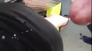 un mec ringard essaie de manger la CHATTE serrée de sa vilaine brune