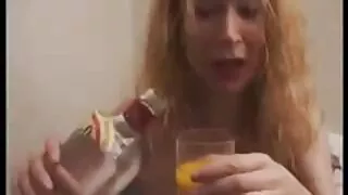 Une rousse joue avec son anus et se fait baiser par un vilain mec masqué
